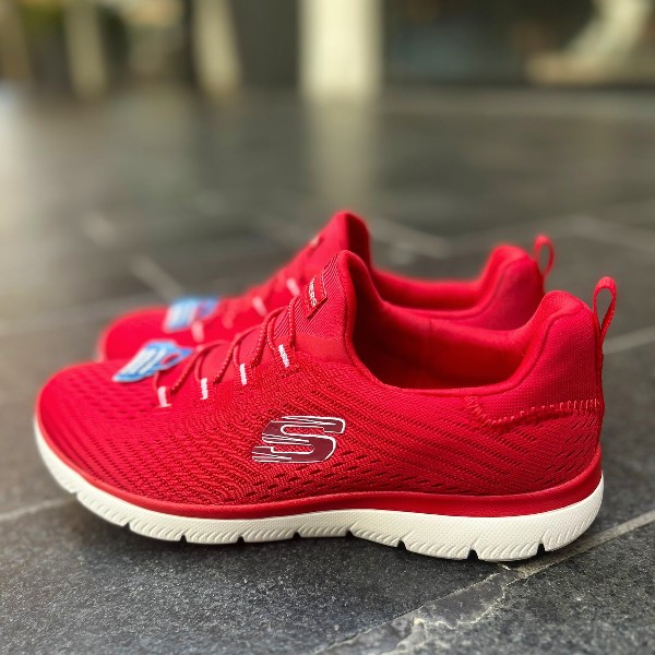 סקצ'רס אדום