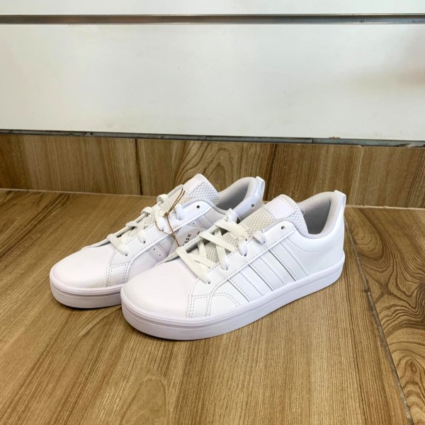 אדידס סניקרס לבן